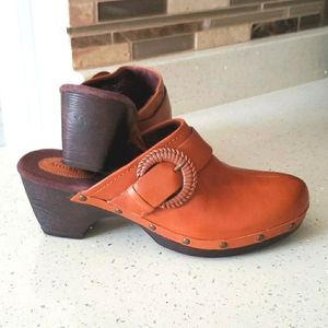 NWOB Clarks Artisan Platform Clogs sz 6M